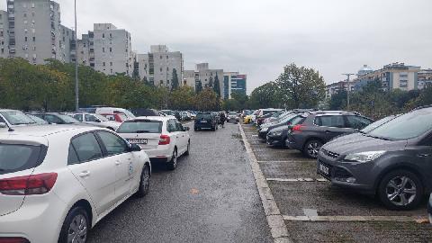 "Auto na auto": Mjesta nema, a sa parkinga se teško može i izaći thumb2.jpg