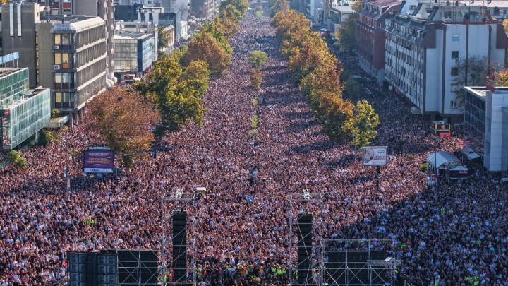 Novi Sad: Desetine hiljade građana na komemorativnom skupu  thumb3.jpg