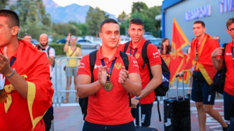 Zlatni vaterpolisti doputovali u Crnu Goru thumb2.jpg