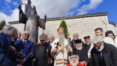 U Kolašinu otkriven spomenik mitropolitu Amfilohiju thumb1.jpg